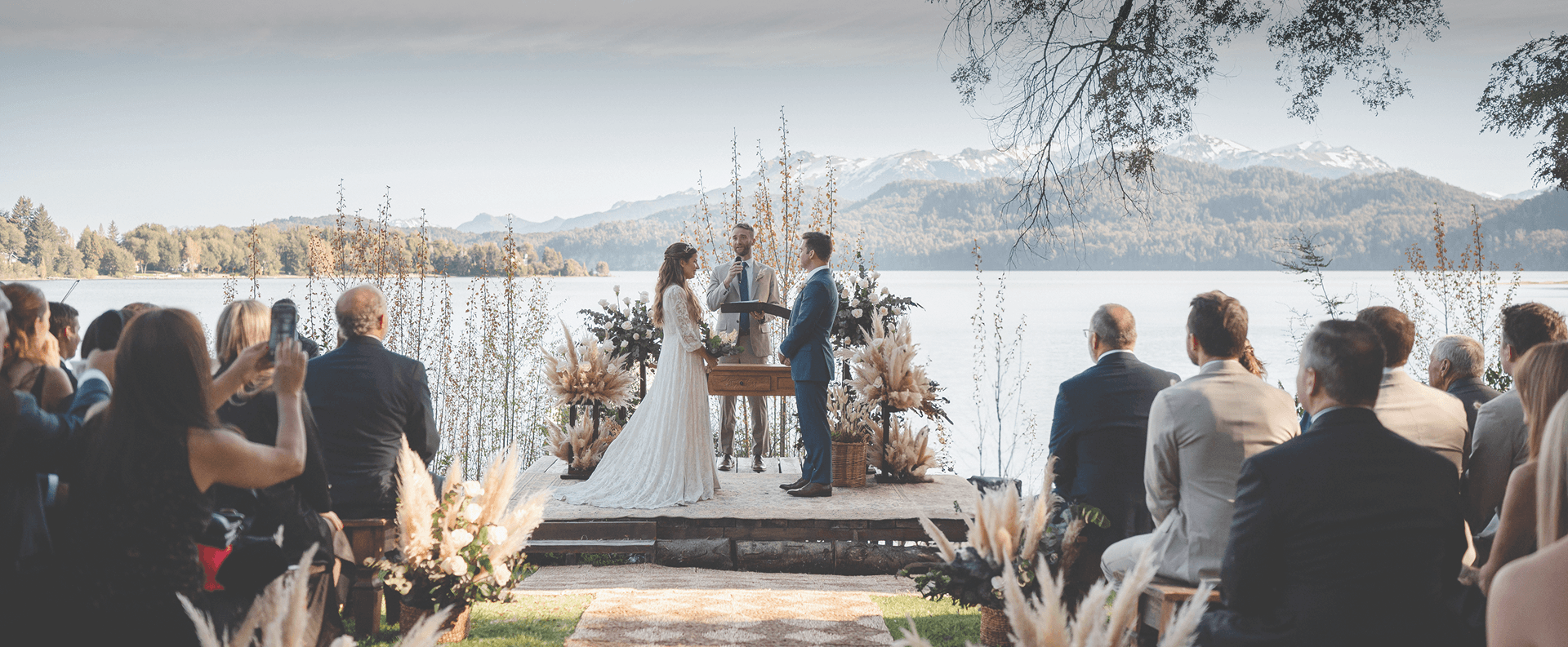 Testimonios Background